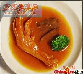 烤鸭掌：活鸭放在微热的铁板之上，把涂着调料的铁板加温。活鸭因为热，会在铁板走来走去，到后来就开始跳 .